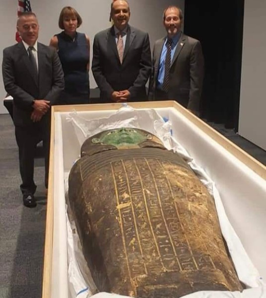 القنصلية المصرية في هيوستن تنجح في استرداد تابوت فرعوني من العصور  القديمة