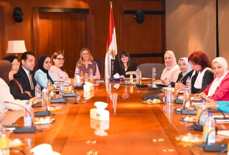 وزيرة الهجرة تستقبل الرئيس التنفيذي للأكاديمية الوطنية للتدريب وأعضاء برنامج "تدريب المصريات بالخارج"