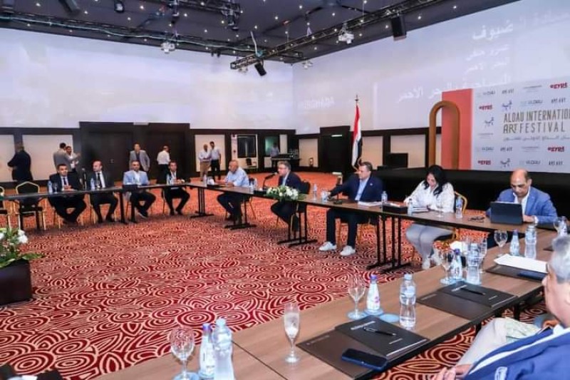 وزير السياحة والآثار ومحافظ البحر الأحمر يعقدان اجتماعاً  مع مستثمري وممثلي القطاع  بالمحافظة