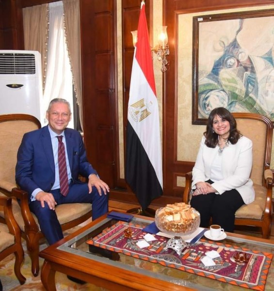 وزيرة الهجرة تستقبل مساعد وزير الخارجية والمندوب الدائم لدى الجامعة العربية 