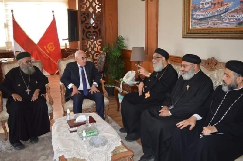 محافظ بورسعيد يستقبل وفدا من الكنيسة للتهنئة بذكرى انتصارات أكتوبر المجيدة 