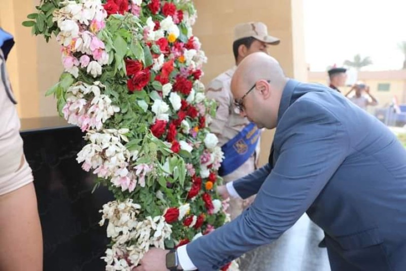 محافظ بني سويف يضع إكليل الزهور على النصب التذكاري لقبر الجندي المجهول 