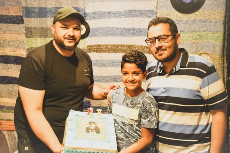 المخرج خالد خان يحتفل بعيد ميلاد المطرب محمد أسامة بحضور «كريس المصري»
