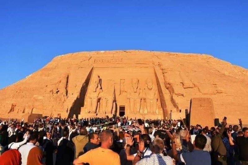 4000 سائح مصري وأجنبي يشهدون ظاهرة تعامد الشمس بأبوسمبل