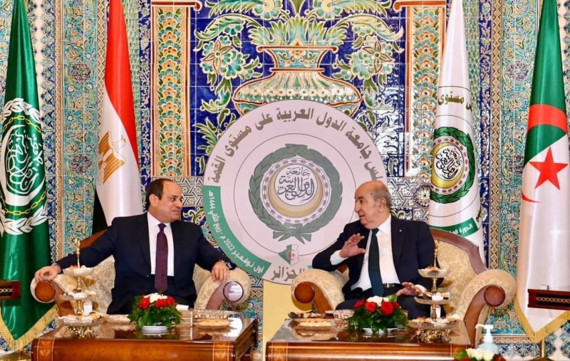 الرئيس السيسي يلتقي مع الرئيس الجزائري 