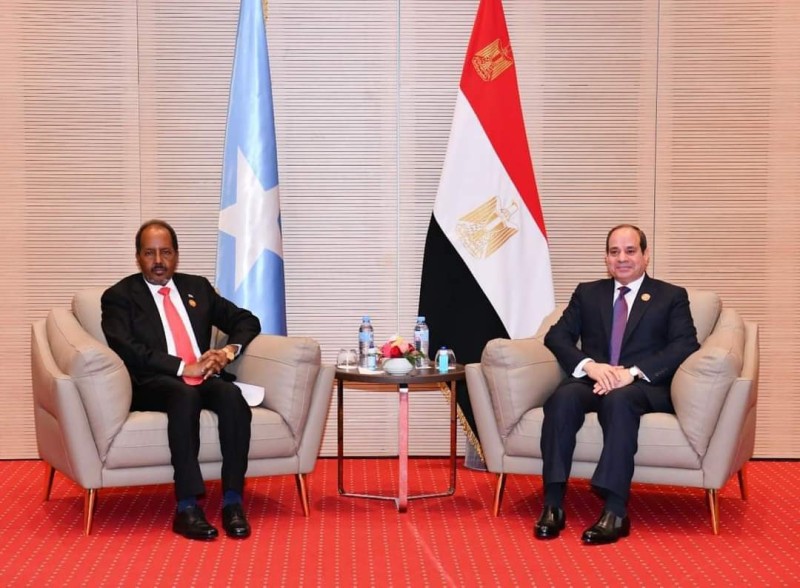 الرئيس السيسي يلتقى بنظيرة الصومالي على هامش القمه العربية فى الجزائر
