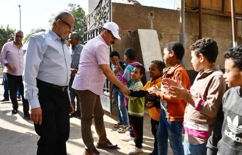 محافظ أسوان يتابع جهود مؤسسة مصر الخير وحياة كريمة لمساعدة الأسر الأولي بالرعاية 