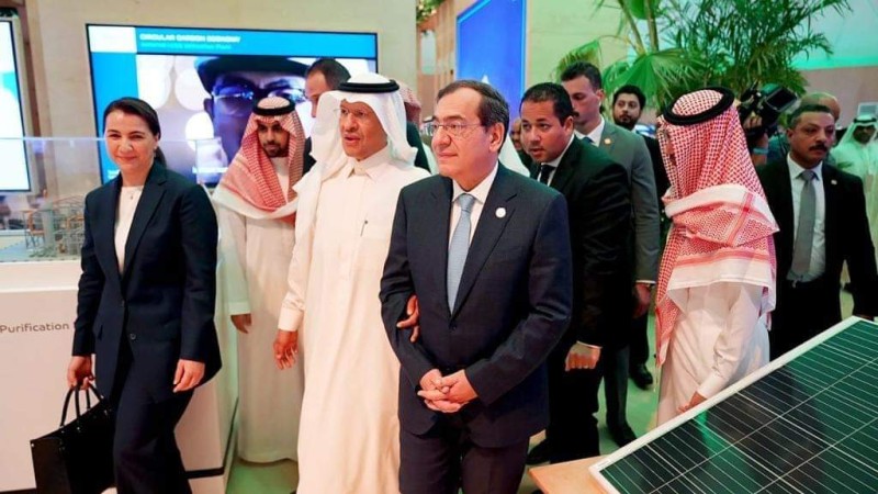 وزيرا البترول والخارجية يتفقدان جناح مبادرة السعودية الخضراء