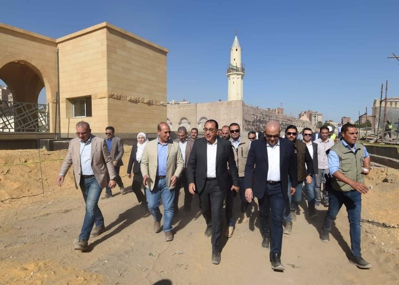 رئيس الوزراء يتفقد أعمال تطوير ساحة جامع عمرو بن العاص 
