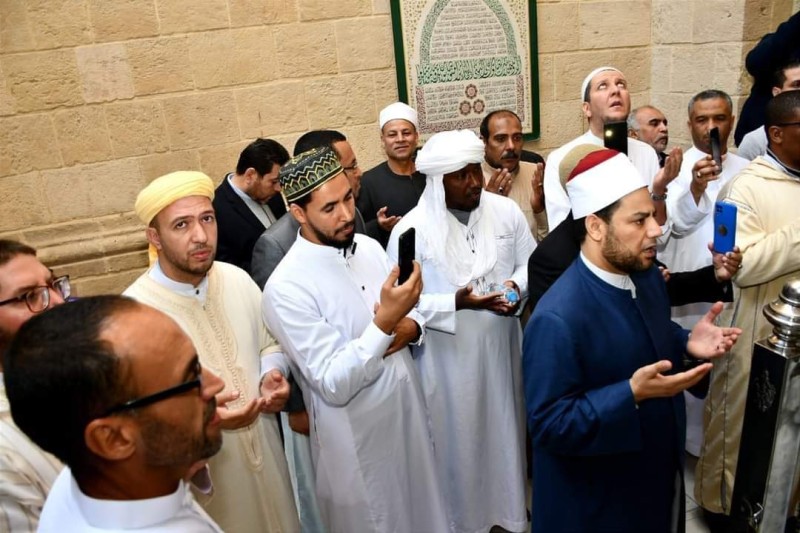 وفد أئمة ووكلاء الأوقاف بدولة الجزائر يؤدون صلاة الجمعة بمسجد الإمام الحسين (رضي الله عنه)