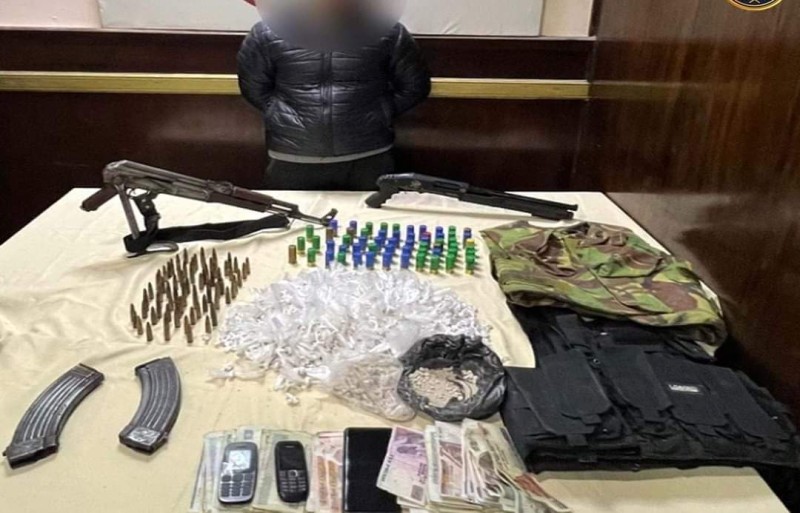 الداخلية: ضبط عاطل بحوزه كمية من مخدر الهيروين وأسلحة نارية بالقاهرة