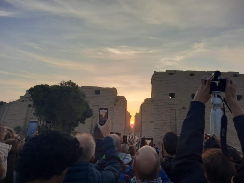 أكثر من ألف سائح مصري وأجنبي يشهدون ظاهرة شروق الشمس على معابد الكرنك