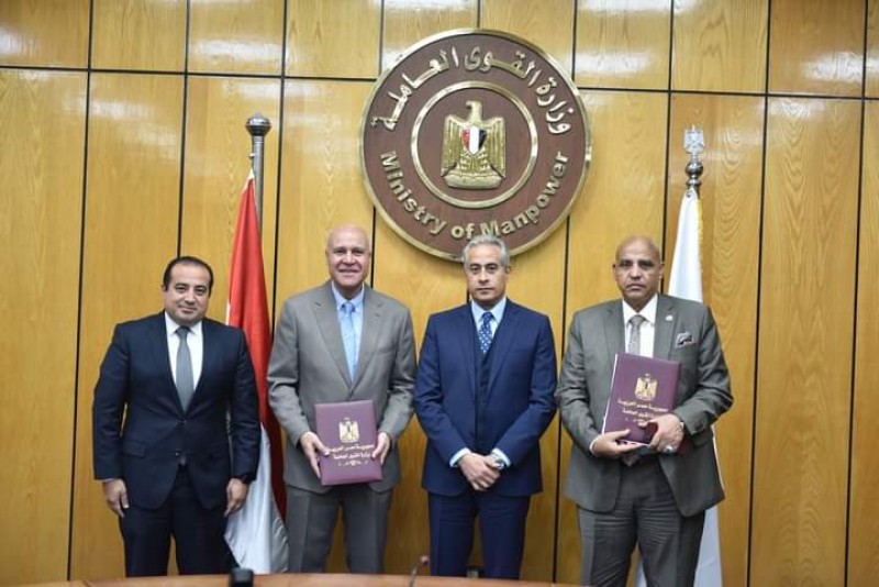 توقيع بروتوكول تعاون بين "القوى العاملة "و"مصر للطيران"