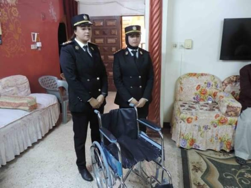 وزارة الداخلية تهدي مواطنًا من ذوي الإعاقة بالشرقية كرسيًا متحركًا