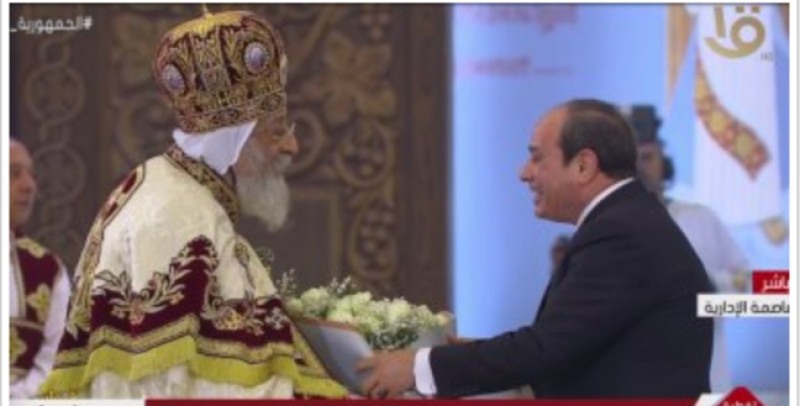 الرئيس السيسي يقدم باقة ورد للبابا تواضروس خلال قداس عيد الميلاد بكاتدرائية ميلاد المسيح