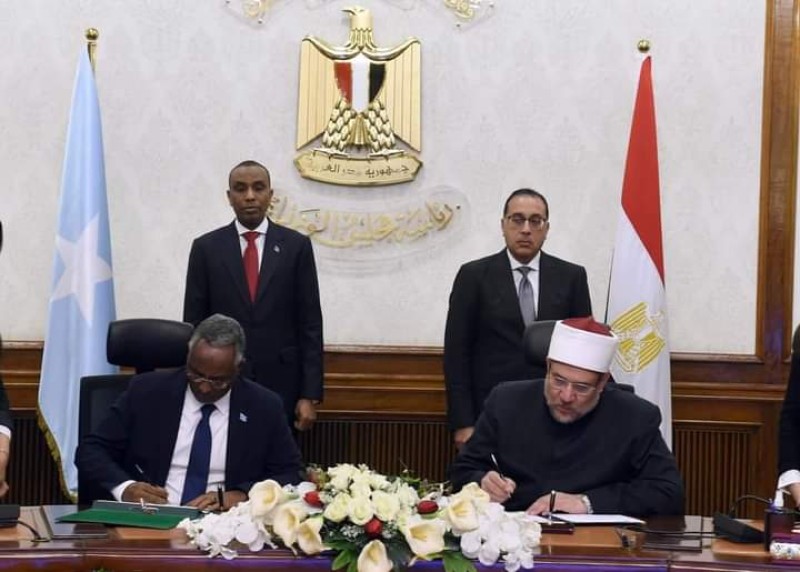 رئيسا وزراء مصر والصومال يشهدان توقيع مذكرة تفاهم  بين وزارة الأوقاف ونظيرتها الصومالية 