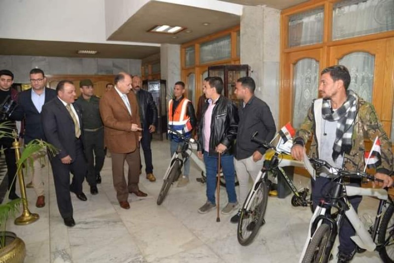 محافظ أسيوط يسلم 30 دراجة هوائية لأبناء وأسر الشهداء والمصابين 