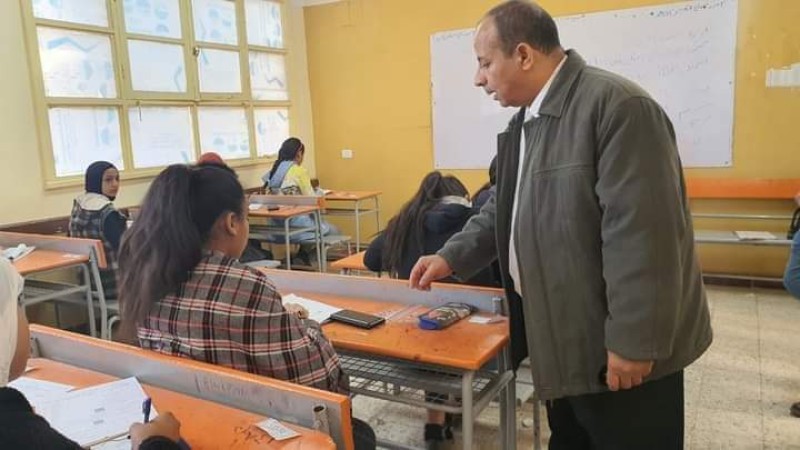 وكيل تعليم الأقصر يتفقد امتحانات الشهادة الإعدادية بإدارة أرمنت التعليمية   