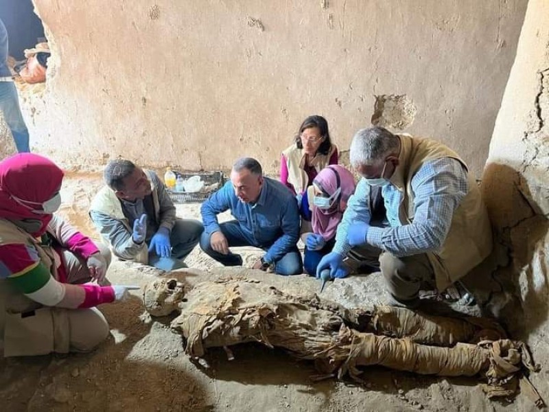 الكشف عن دفنات عائلية لأول مرة من عصر الانتقال الثاني بذراع أبو النجا غرب الأقصر