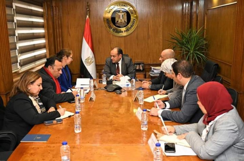 وزير التجارة يبحث مع ممثلي البنك الدولي بالقاهرة الاستراتيجية الوطنية لتطوير الصناعة المصرية