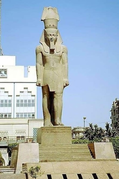 صور وحكايات ” تمثال الملك رمسيس الثاني ”