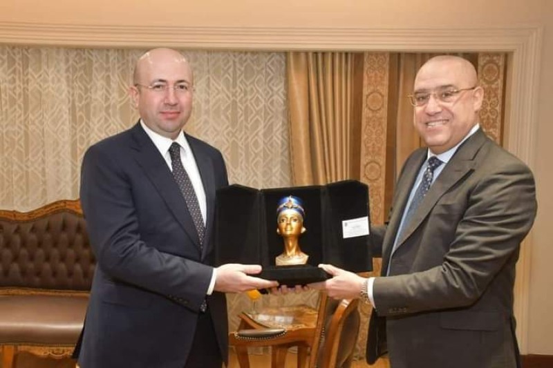 وزير الإسكان يلتقي مع نظيره الأذربيجاني والوفد المرافق له 