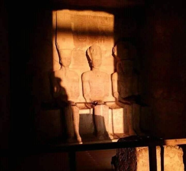 تاريخ ظاهرة تعامد الشمس على وجه تمثال رمسيس الثاني بمعبد أبي سمبل بأسوان