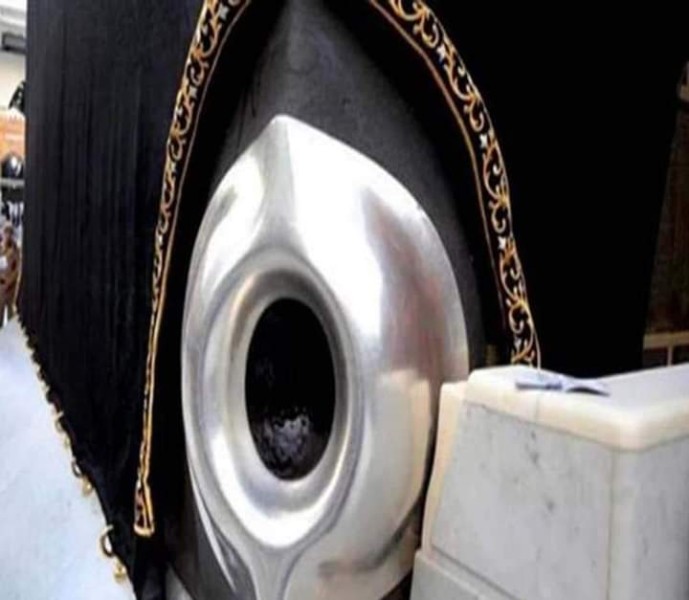 ”شؤون الحرمين” تستبدل القطع المطرزة حول الحجر الأسود والركن اليماني