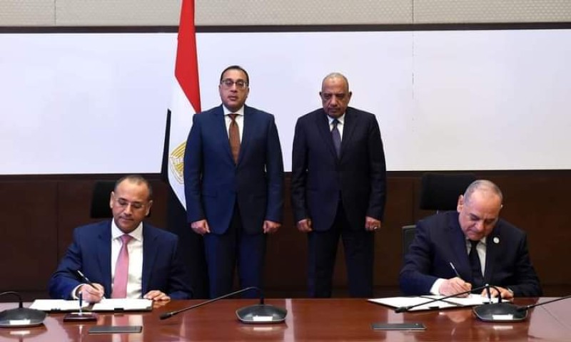 رئيس الوزراء يشهد  التوقيع على مذكرة تفاهم لتطوير شركة النصر للزجاج والبلور 