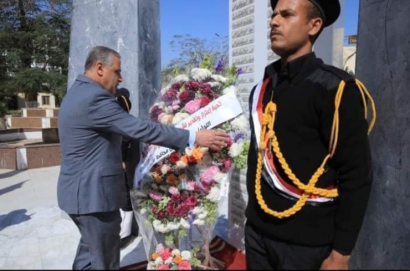 محافظ سوهاج يضع إكليلا من الزهور على النصب التذكاري للشهداء 