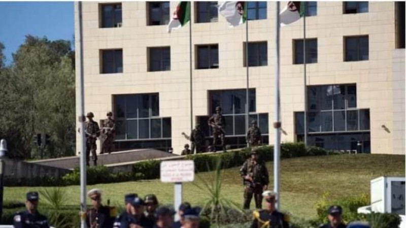 الجزائر .. 60 شخصا يقتحمون مقرا للأمن في مدينة عنابة