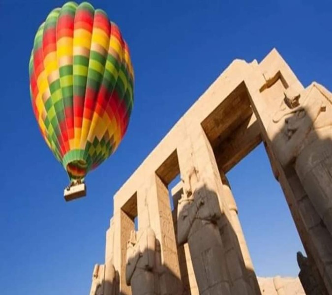 تحليق 63 رحلة بالون طائر عليها 1600 سائحاً فوق المعابد والوديان ونيل الأقصر