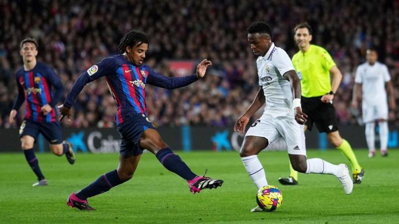 برشلونة تقتنص فوزاً مثيراً على ريال مدريد بالدورى الاسبانى