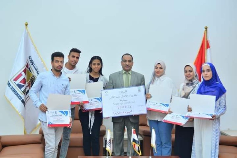 رئيس جامعة طيبة التكنولوجية يكرم الطلاب الفائزين والمشاركين في معسكر ريادة الأعمال 