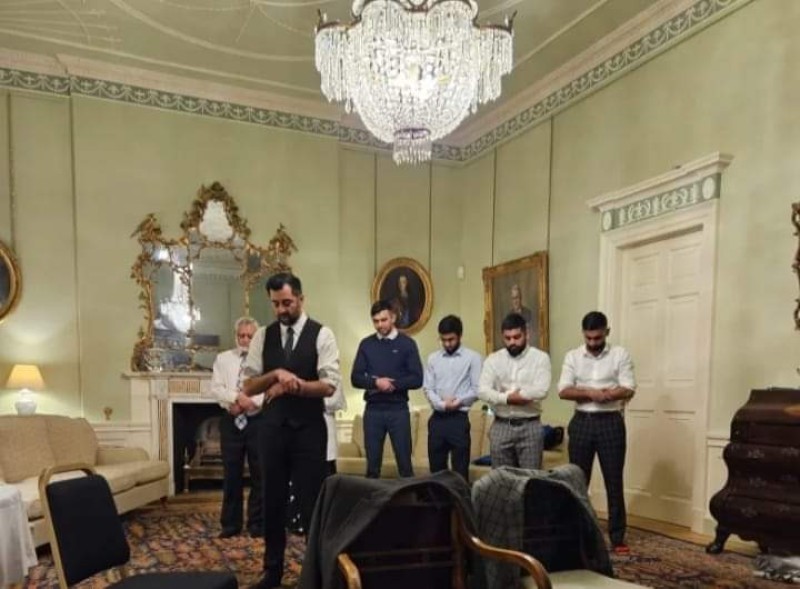 رئيس وزراء إسكتلندا حمزة يوسف يشعل تفاعلاً بصورة لـ صلاة يؤمّ بها عائلته