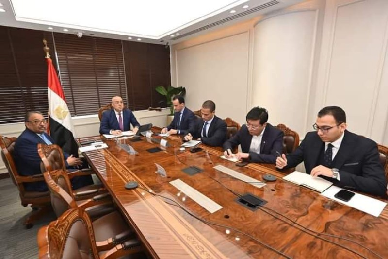وزير الإسكان يتابع مع مدير شركة "cscec" الصينية موقف مشروع منطقة الأعمال بالعاصمة الإدارية 