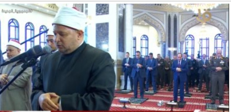 الرئيس السيسي يؤدي صلاة الجمعة من مسجد المشير فى ذكرى العاشر من رمضان