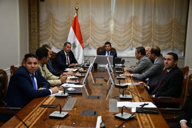 وزير الرياضة يعقد اجتماعاً مع اللجنة العلمية لكابيتانو مصر.