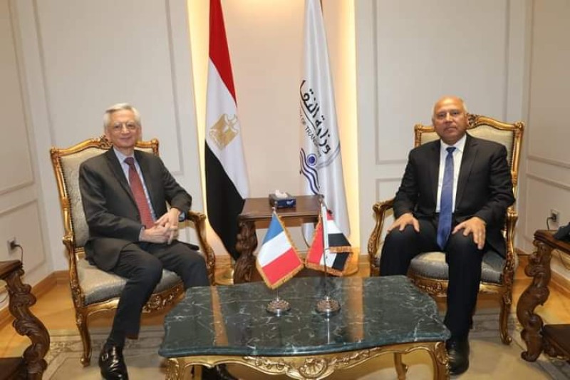 وزير النقل يبحث مع السفير الفرنسى بالقاهرة المستجدات الخاصة بعدد من المشروعات المشتركة 