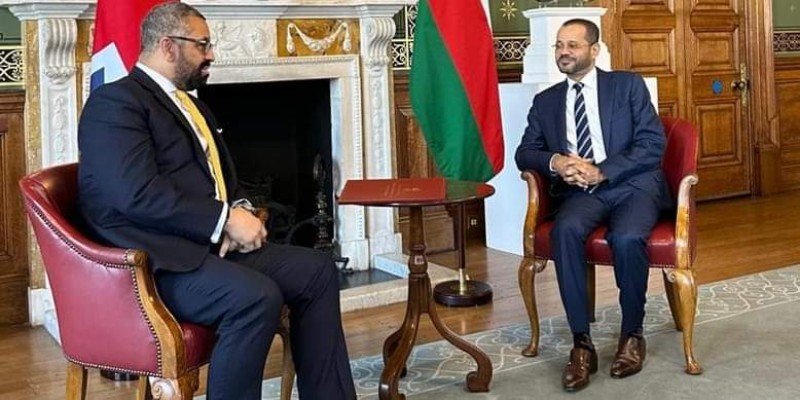 وزير الخارجية العماني يبحث مع نظيره البريطاني عددا من القضايا الإقليمية