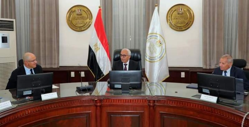 وزير التربية والتعليم يستقبل وفداً من اتحاد الصناعات المصرية وشركة "ابدأ" لتنمية المشروعات 