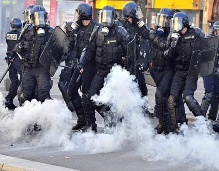 الشرطة الفرنسية: إصابة 77 شرطيًا خلال احتجاجات اليوم في باريس