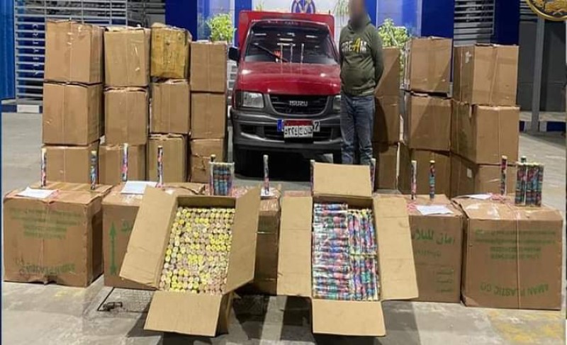 الداخلية: ضبط سائق سيارة بحوزته 900 وحدة ألعاب نارية بالفيوم