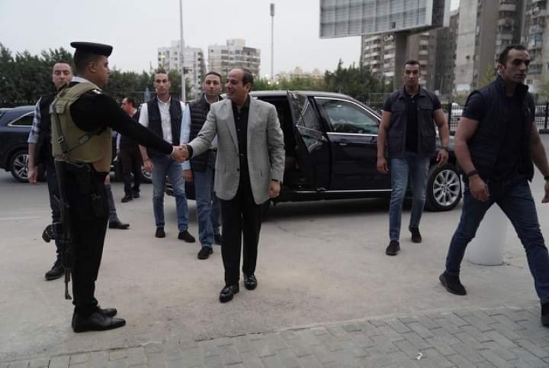 الرئيس السيسي يفاجئ قسم شرطة مدينة نصر أول بالزيارة