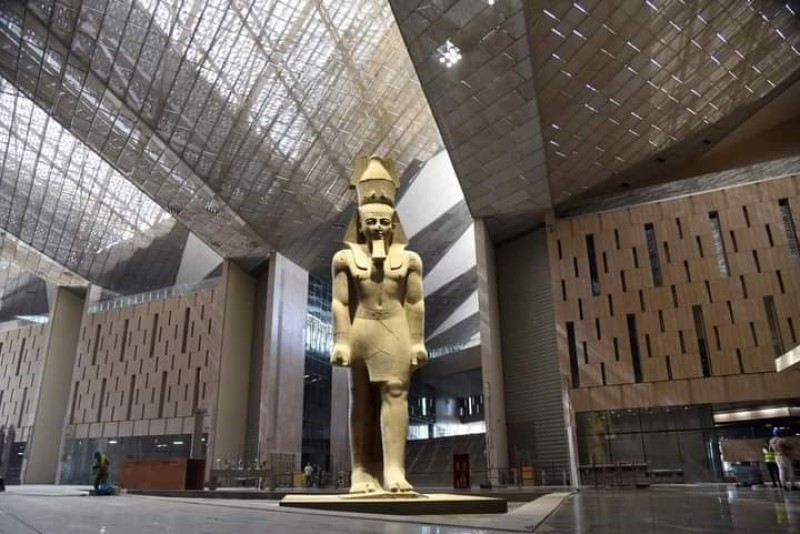 السياحة والآثار توضح حقيقة فيديو سقوط  الأمطار على تمثال الملك رمسيس الثاني بالمتحف المصري الكبير