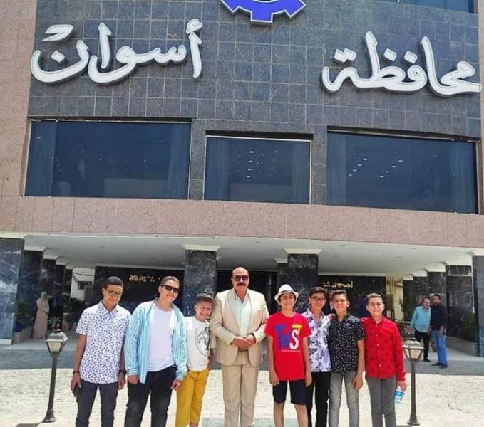 محافظ أسوان يقدم التهنئة للأخوة الأقباط من الشباب والأطفال 