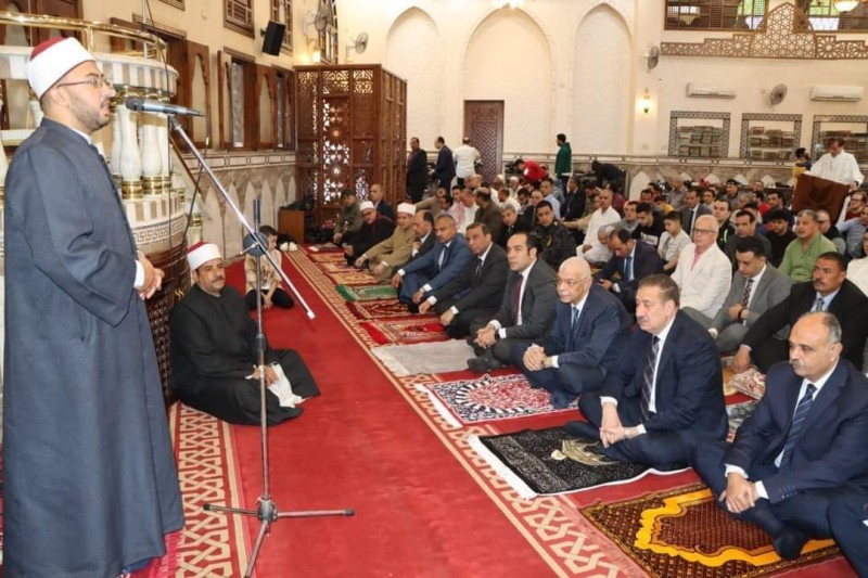 رئيس جامعة المنوفية يؤدى شعائر صلاه عيد الفطر المبارك 