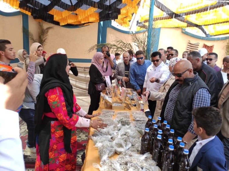 وزير الرياضة يتفقد معرض المنتجات التراثية خلال احتفالية محافظة شمال سيناء بعيدها القومي