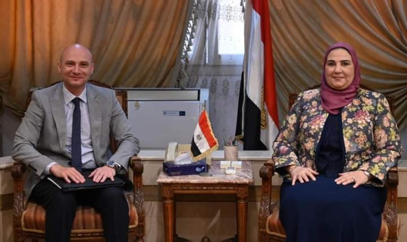 وزيرة التضامن الاجتماعي تلتقي المدير التنفيذي للهلال الأحمر المصري