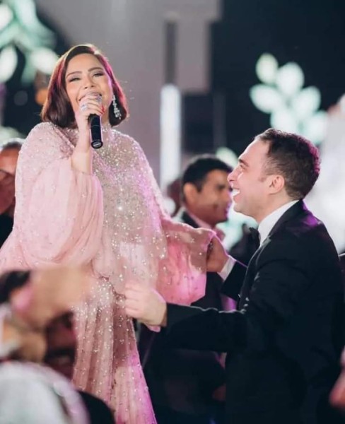شيرين وحسام حبيب يرقصان ويغنيان معاً في أحد الأعراس